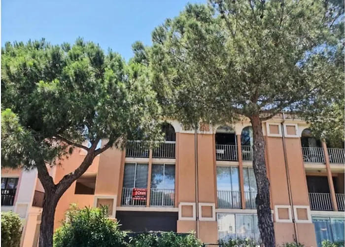 Superbe T2 Climatise, Proche Plage Avec Parking Prive